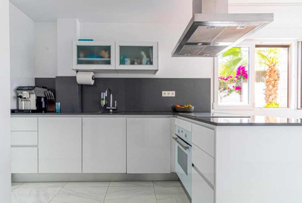 fragment kuchni w luksusowej willi na sprzedaż Hiszpania Torrevieja