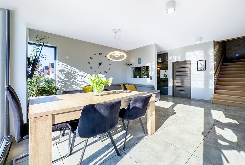 zbliżenie na jadalnię w ekskluzywnej willi na sprzedaż Katowice okolice