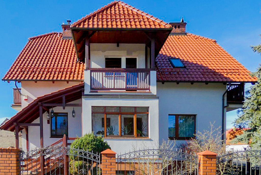 frontowa elewacja ekskluzywnej willi do sprzedaży Ostrów Wielkopolski okolice