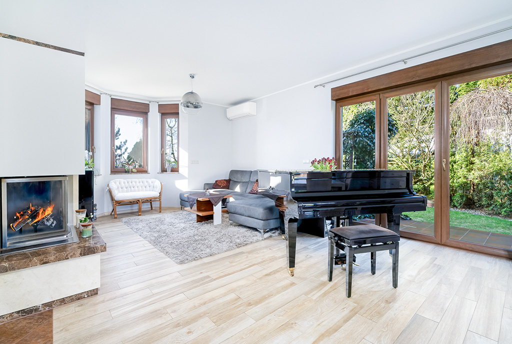 czarny fortepian w salonie luksusowej willi na sprzedaż Poznań okolice