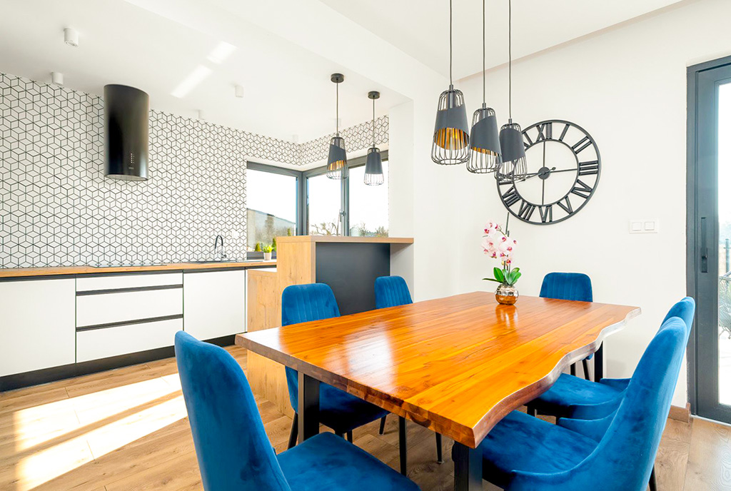 zbliżenie na jadalnię w luksusowej willi na sprzedaż Poznań okolice