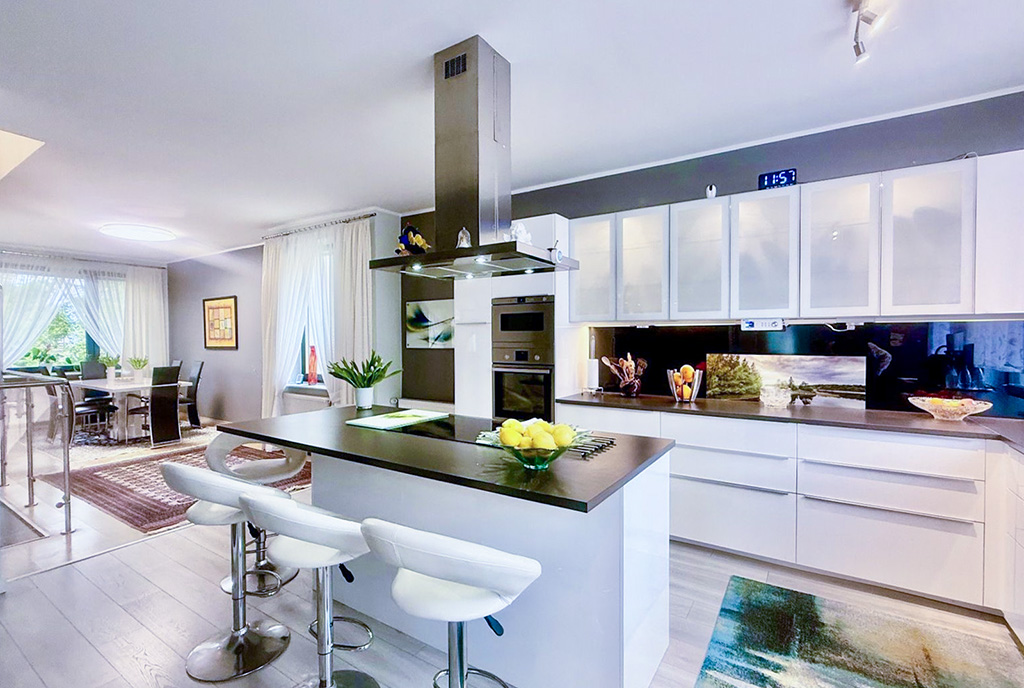 zbliżenie na kuchnię w luksusowej willi na sprzedaż Słupsk