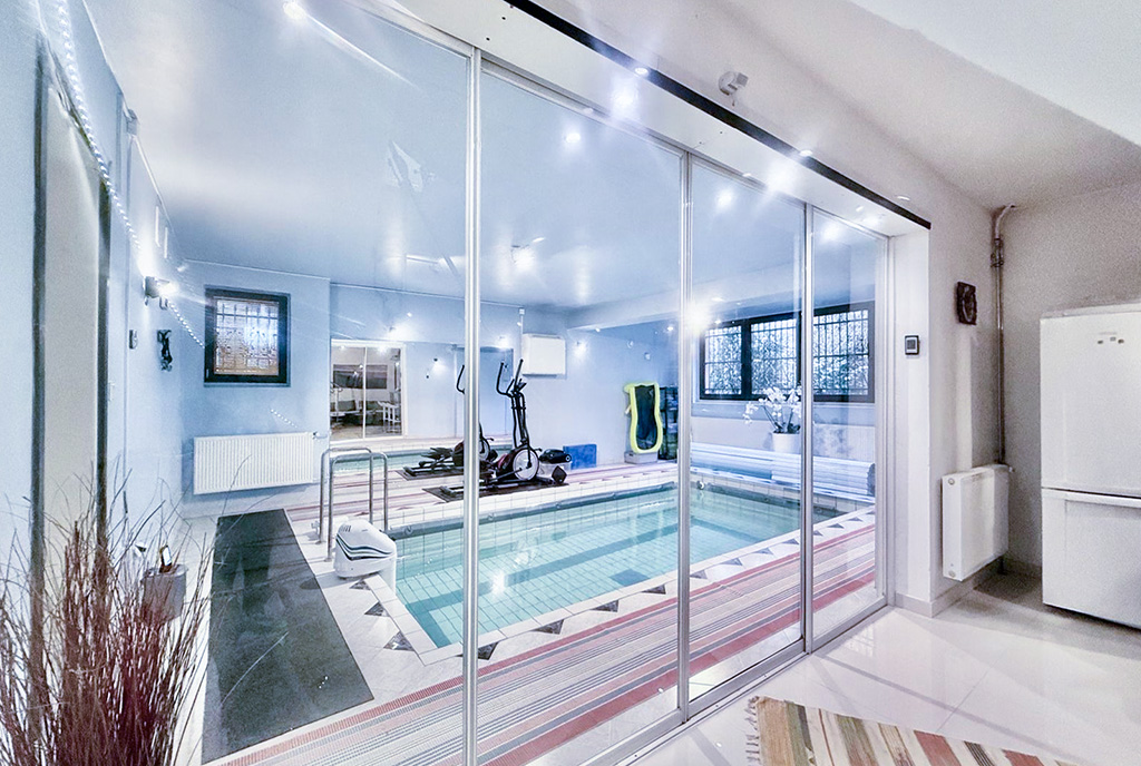 zdjęcie prezentuje basen w ekskluzywnej willi na sprzedaż Słupsk