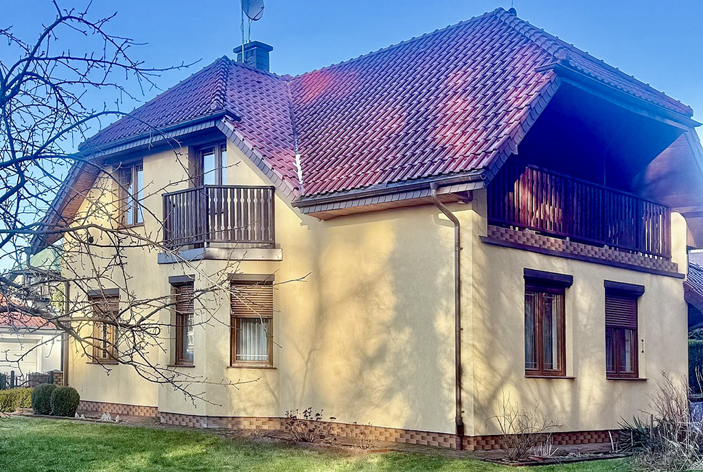 widok od strony ogrodu na ekskluzywną willę na wynajem Słupsk