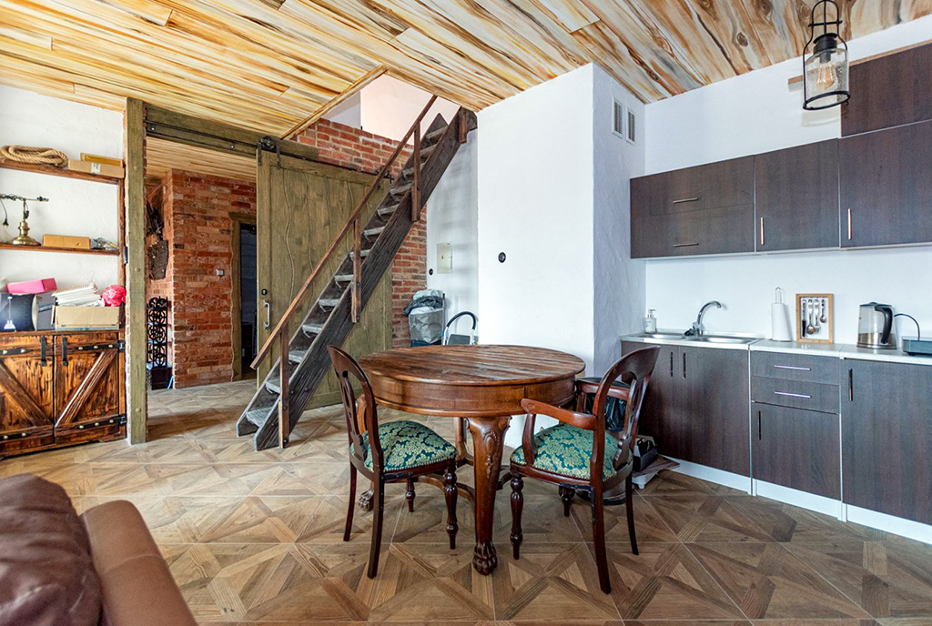 na zdjęciu kuchnia oraz jadalnia w ekskluzywnym apartamencie na sprzedaż Elbląg