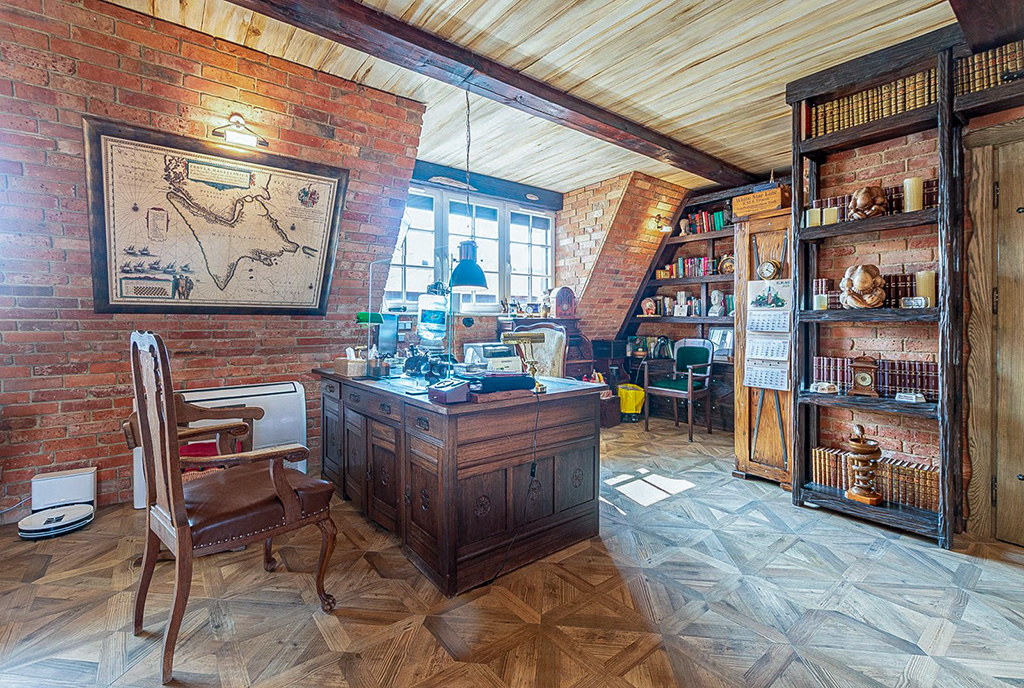 zbliżenie na gabinet w luksusowym apartamencie na sprzedaż Elbląg