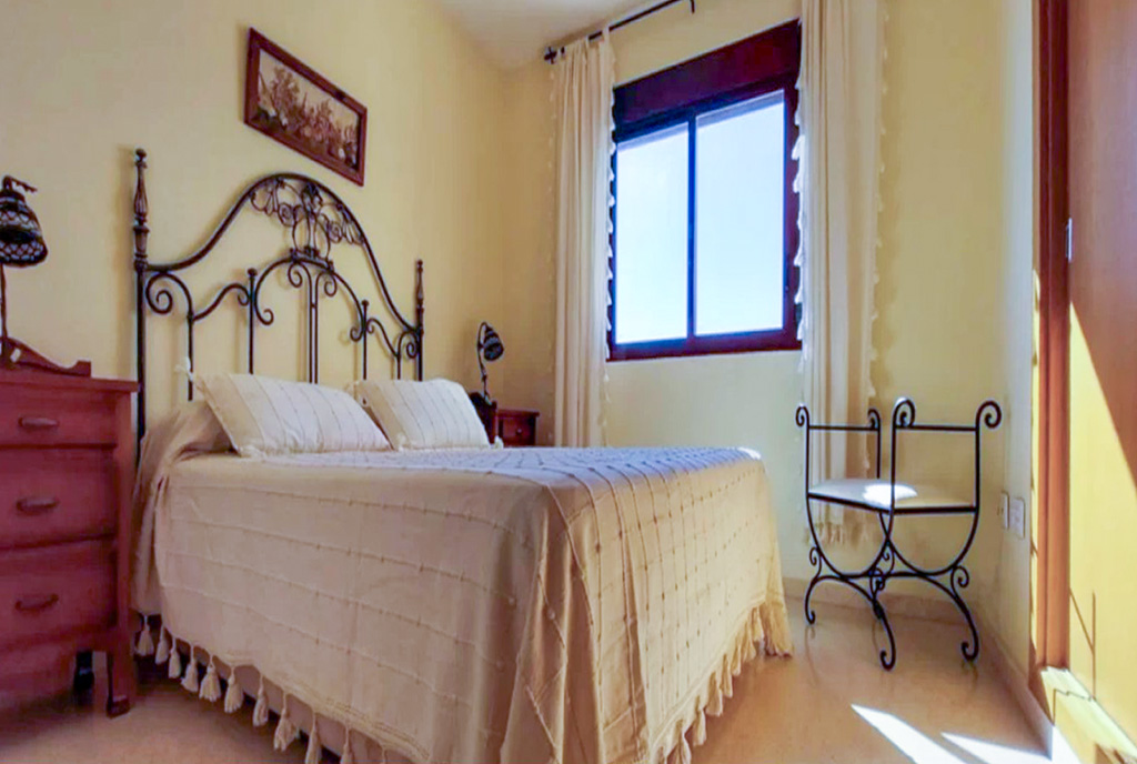 zaciszna sypialnia w ekskluzywnym apartamencie na sprzedaż Hiszpania Alicante