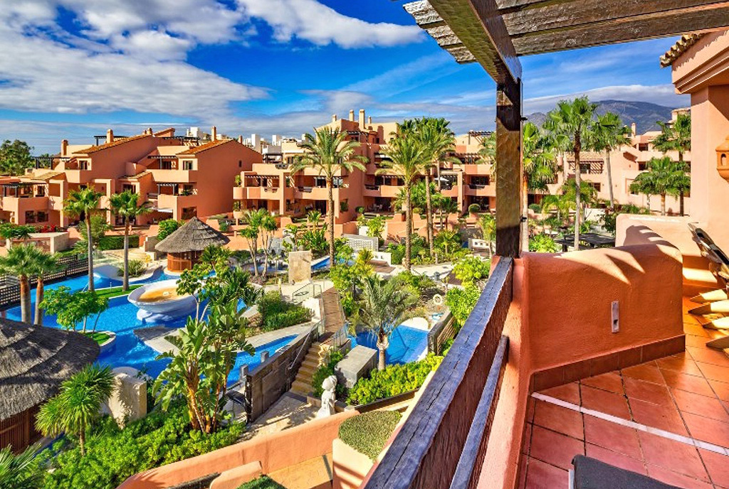 słoneczny taras przy ekskluzywnym apartamencie na sprzedaż Hiszpania Estepona Malaga