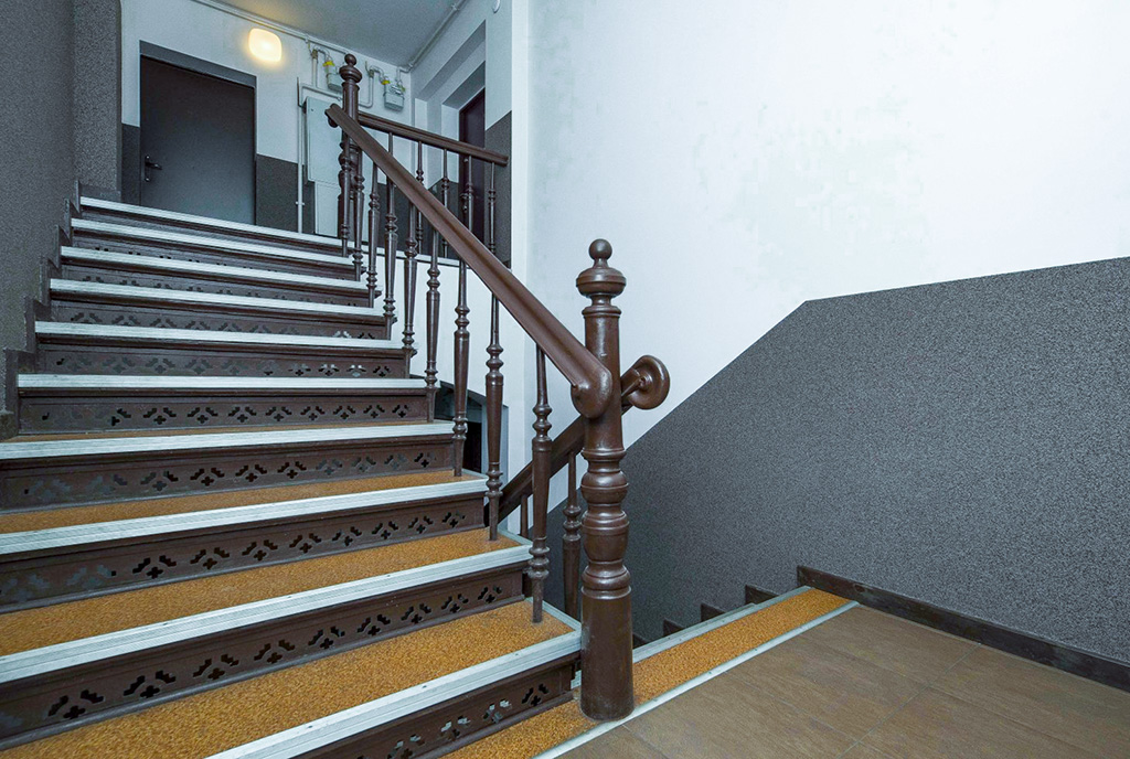 zabytkowa klatka schodowa prowadząca do luksusowego apartamentu na sprzedaż Katowice okolice