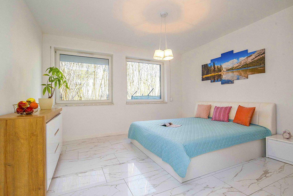 na zdjęciu sypialnia w ekskluzywnym apartamencie na sprzedaż Katowice (okolice)
