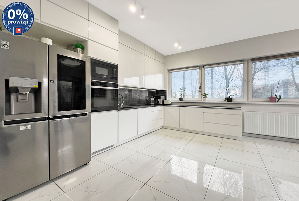 imponnująca kuchnia w bieli w luksusowym apartamencie na sprzedaż Katowice