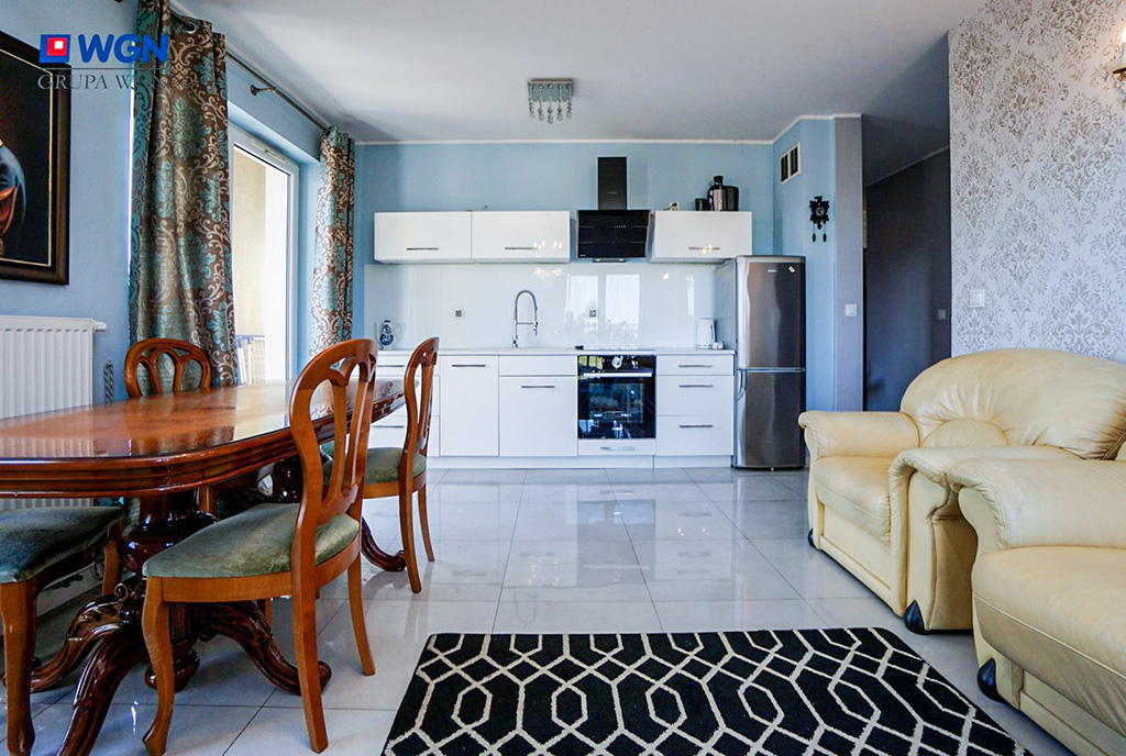 po lewej jadalnia, na wprost kuchnia w luksusowym apartamencie na sprzedaż Konin