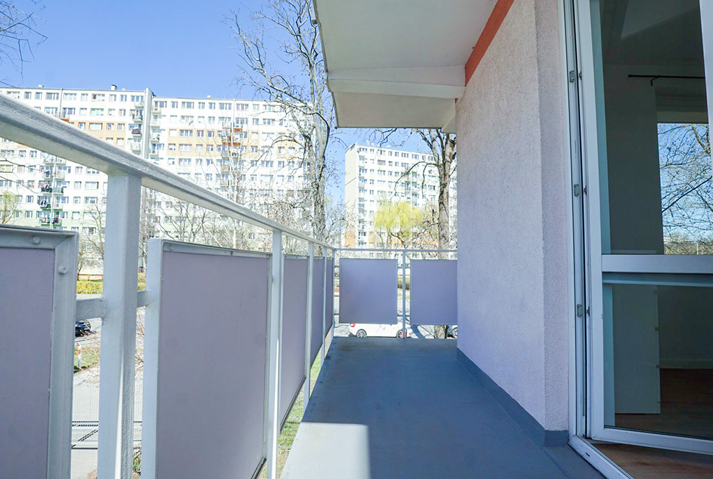 fragment balkonu przy ekskluzywnym apartamencie na sprzedaż Piotrków Trybunalski