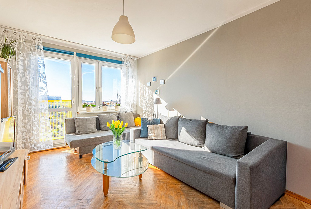 słoneczny pokój gościnny w ekskluzywnym apartamencie do sprzedaży Poznań