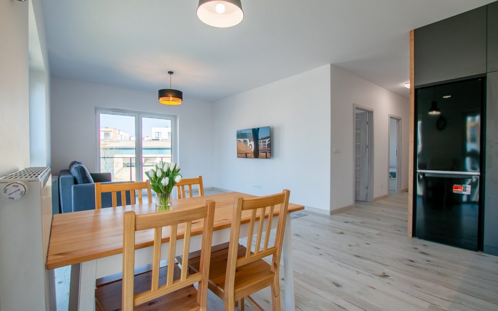 po lewej jadalnia, dalej salon w ekskluzywnym apartamencie do sprzedaży Poznań