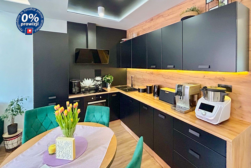 zaprojektowana w czerni kuchnia w luksusowym apartamencie na sprzedaż Wałbrzych okolice