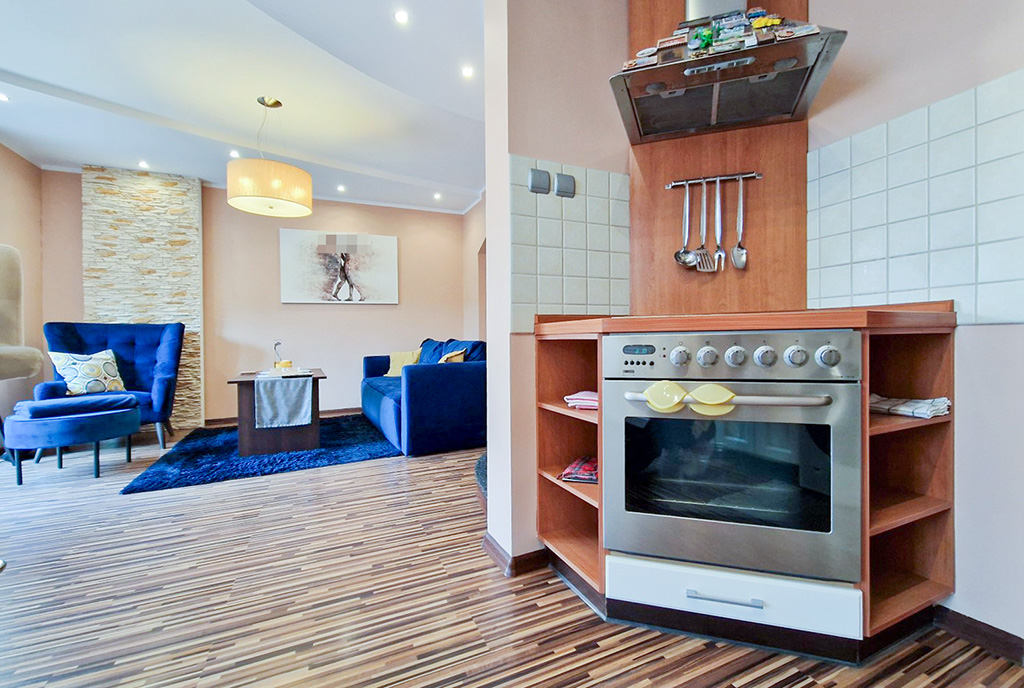 na pierwszym planie kuchnia w luksusowym apartamencie na sprzedaż Zielona Góra okolice