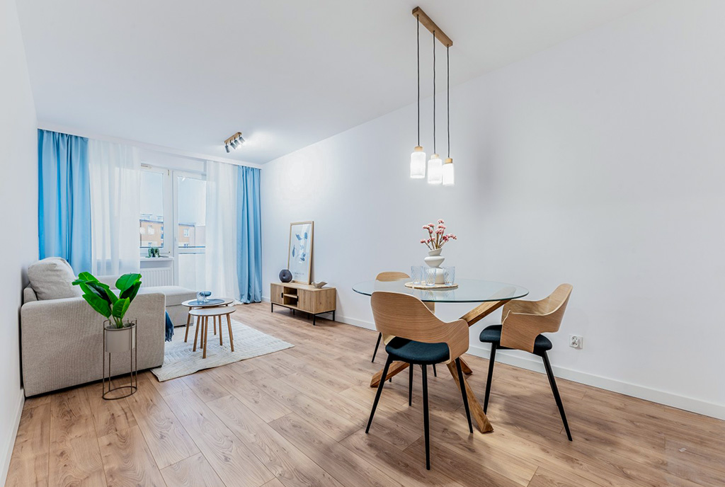 imponnujący pokój gościnny w ekskluzywnym apartamencie do sprzedaży nad morzem