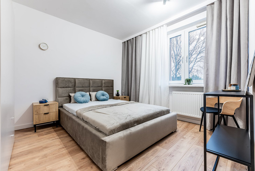 wygodna sypialnia w ekskluzywnym apartamencie na sprzedaż nad morzem