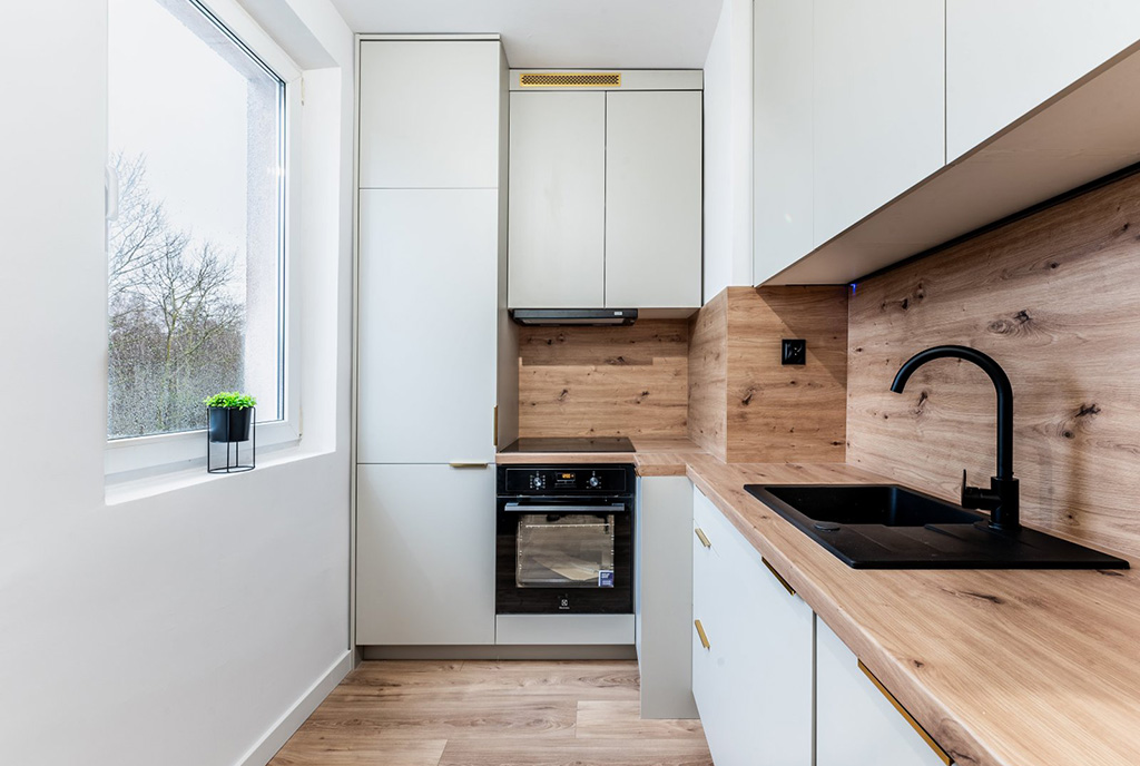 zabudowana kuchnia w luksusowym apartamencie na sprzedaż nad morzem