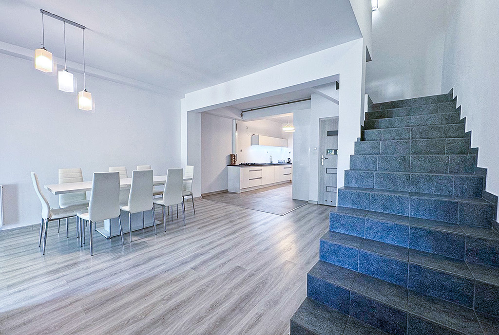 schody prowadzące n górny poziom ekskluzywnego apartamentu do sprzedaży nad morzem