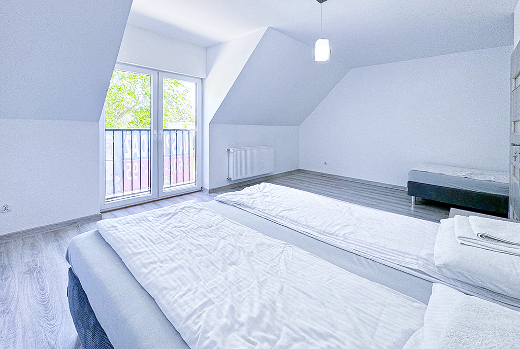 imponująca sypialnia w ekskluzywnym apartamencie na sprzedaż nad morzem