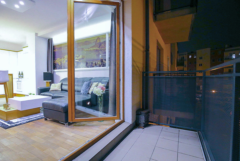po lewej salon, po prawej taras przy luksusowym apartamencie do wynajmu Szczecin