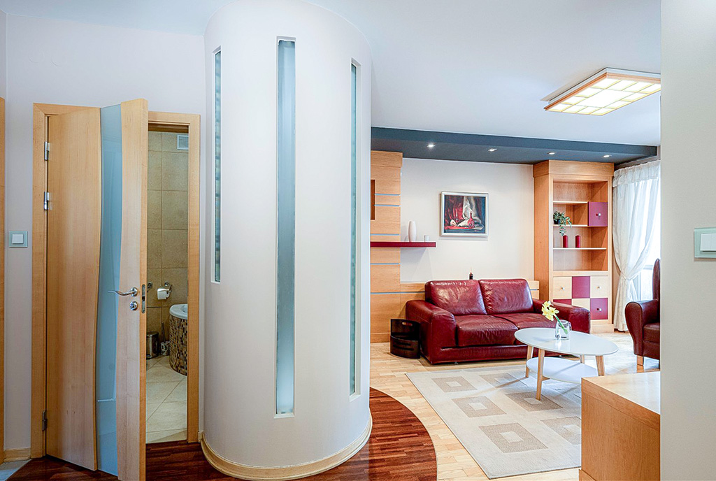 widok na salon w luksusowym apartamencie do wynajmu Warszawa