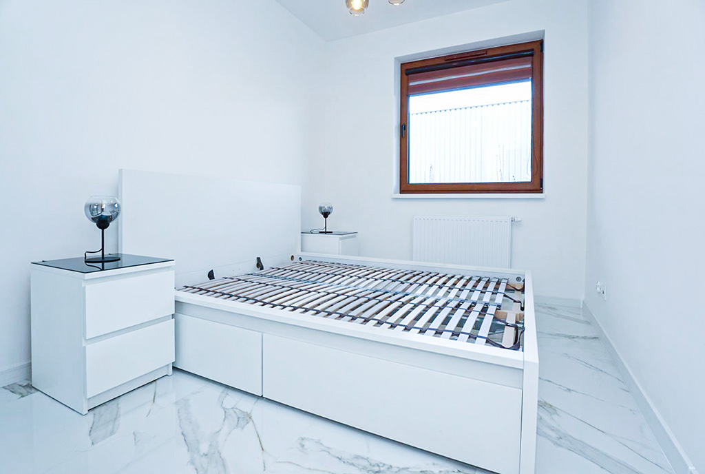 na zdjęciu elegancka sypialnia w ekskluzywnym apartamencie na wynajem Piotrków Trybunalski