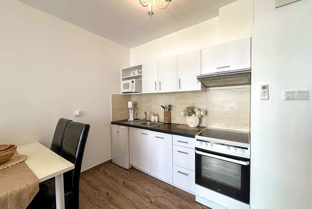 zaaranzowana w bieli kuchnia w luksusowym apartamencie na sprzedaż Bialystok