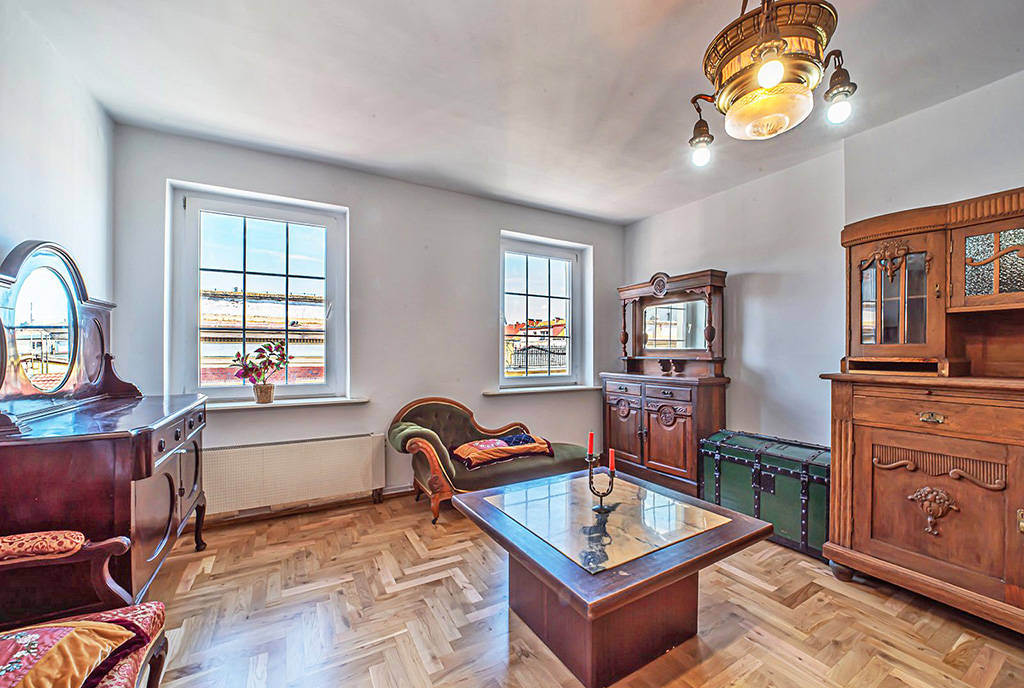 wytworny pokój dzienny w ekskluzywnym apartamencie do sprzedaży Bolesławiec