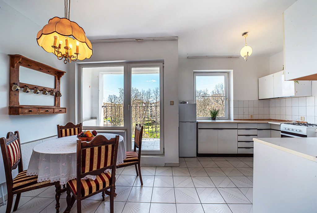 na zdjęciu komfortowa kuchnia w luksusowym apartamencie na sprzedaż Bolesławiec