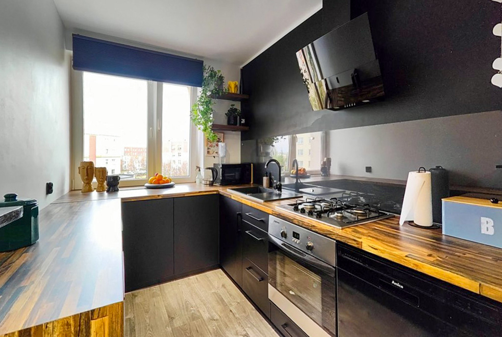 zaaranżowana w czerni kuchnia w luksusowym apartamencie na sprzedaż Ełk