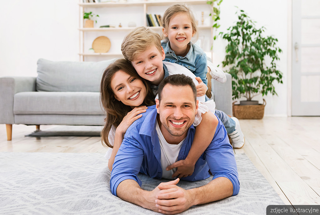 na zdjęciu szczęśliwa rodzina w oferowanym do sprzedaży luksusowym apatramencie na sprzedaż Gdańsk