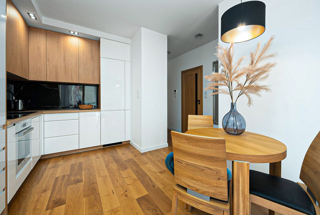 widok na jadalnię oraz kuchnię w luksusowym apartamencie na sprzedaż Gdańsk