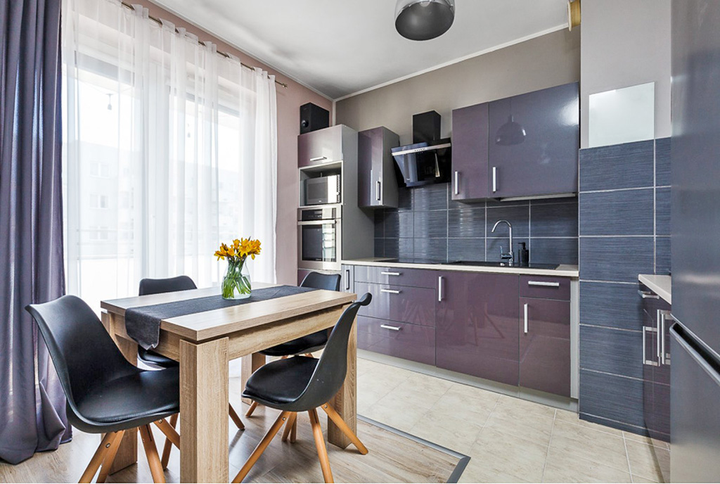 na zdjęciu jadania oraz kuchnia w luksusowym apartamencie na sprzedaż Gdynia okolice