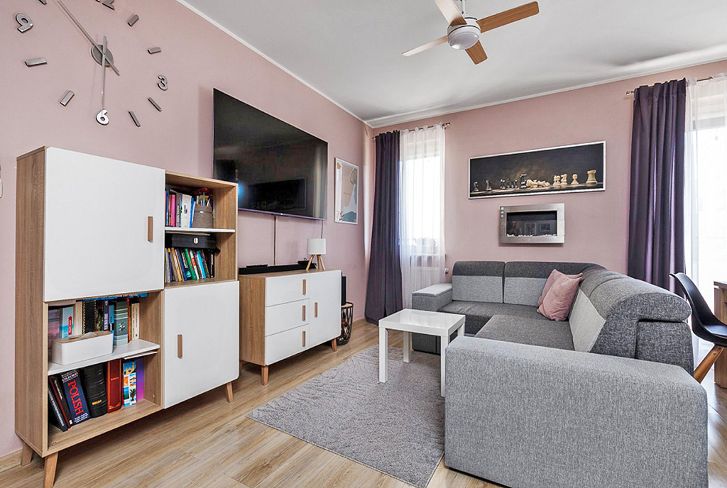 widok na pokój dzienny w ekskluzywnym apartamencie na sprzedaż Gdynia okolice