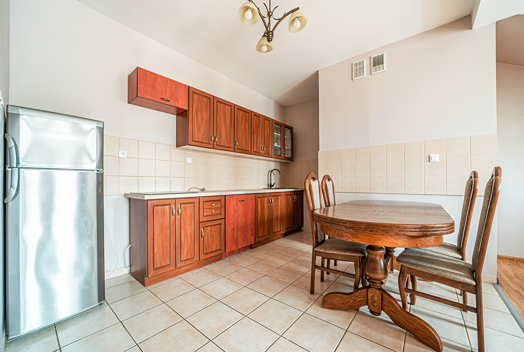po lewej kuchnia, po prawej jdalnia w luksusowym apartamencie na sprzedaż Legnica