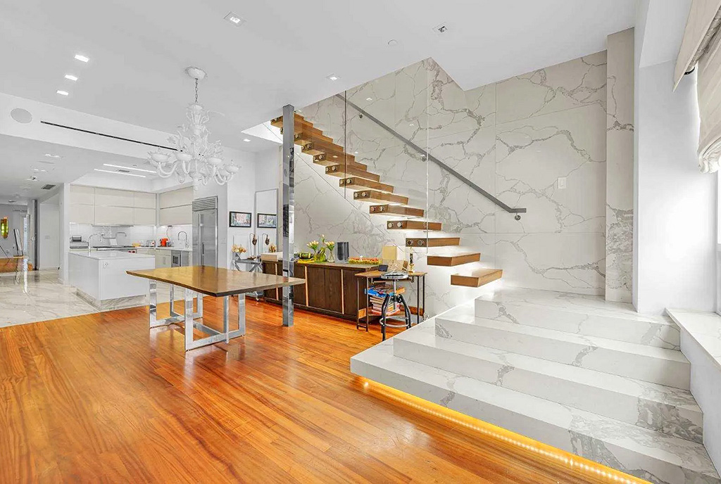 widok na jadalnię i kuchnię w ekskluzywnym apartamencie na sprzedaż New York Stany Zjednoczone Ameryki