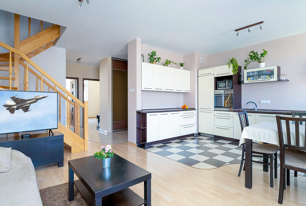 widok z salonu na kuchnię w ekskluzywnym apartamencie do sprzedaży Poznań