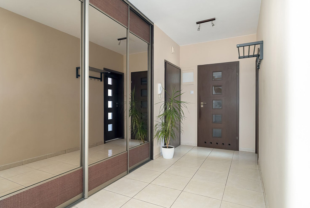 komfortowy przedpokój w ekskluzywnym apartamencie na sprzedaż Poznań