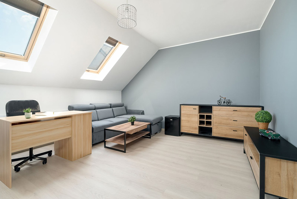 jeden z pokoi w luksusowym apartamencie na sprzedaż Poznań