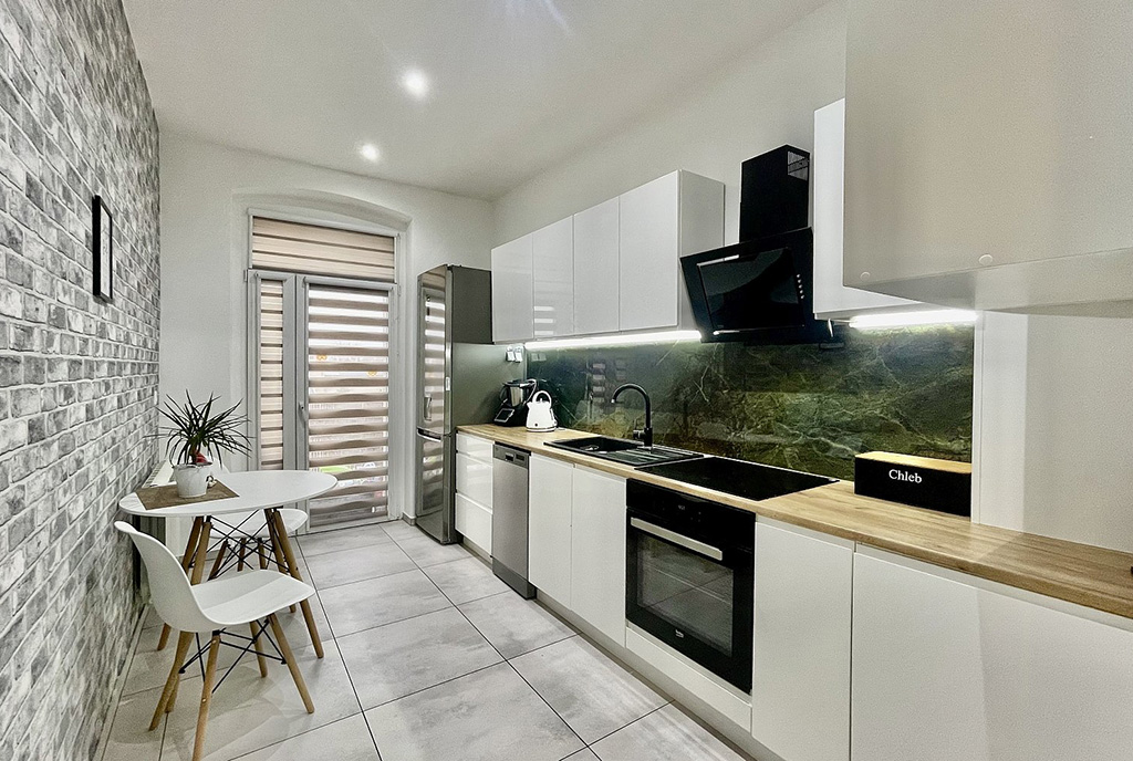 zaprojektowana w bieli kuchnia w luksusowym apartamencie na sprzedaż Słupsk