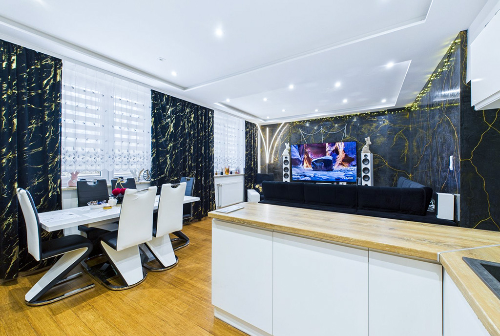 na pierwszym planie jadalnia oraz kuchnia w luksusowym apartamencie na sprzedaż Toruń okolice