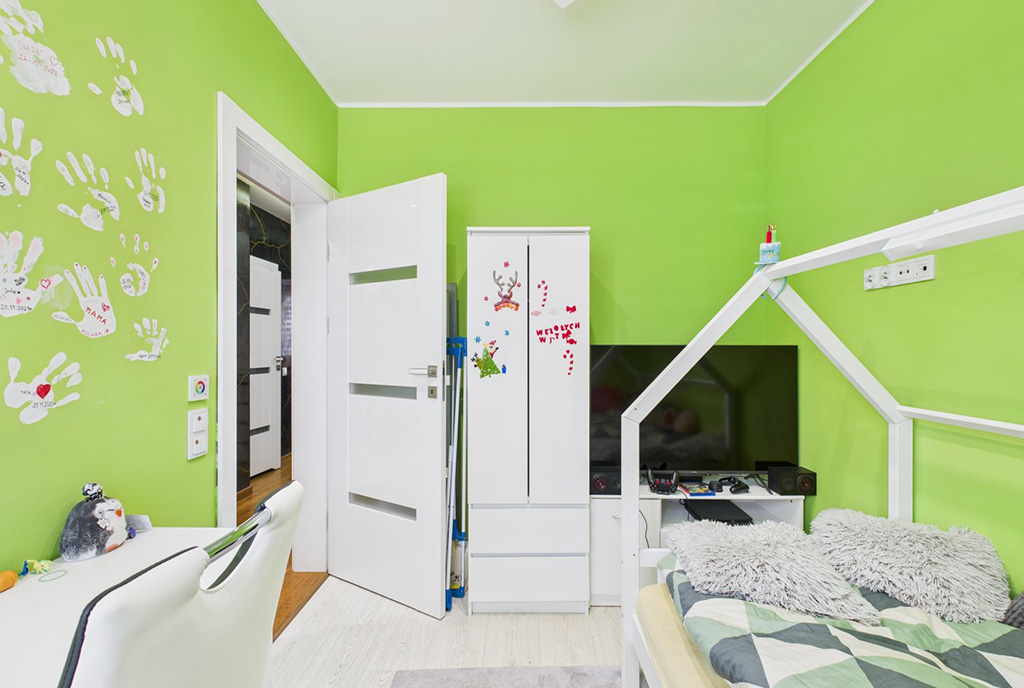 jeden z pokoi w ekskluzywnym apartamencie na sprzedaż Toruń okolice