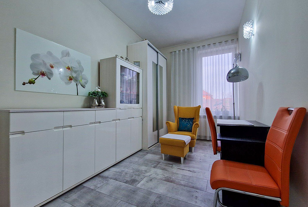 jeden z pokoi w luksusowym apartamencie na sprzedaż Zielona Góra okolice