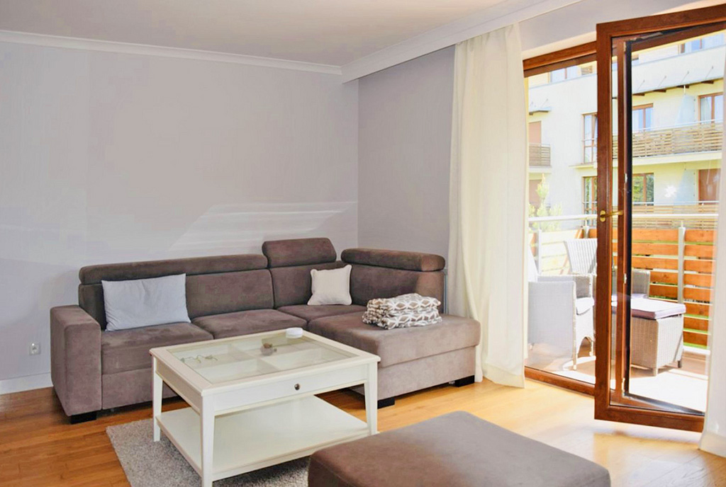 jeden z pokoi w luksusowym apartamencie do wynajmu nad morzem