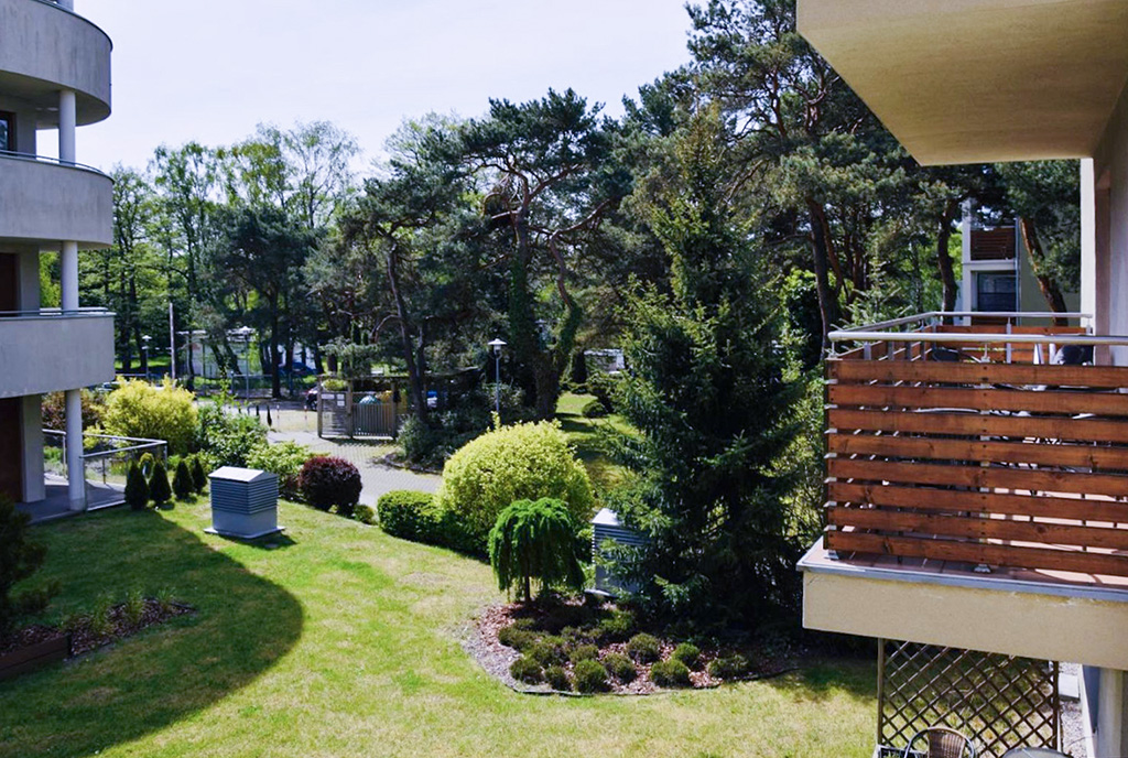 słoneczny balkon przy ekskluzywnym apartamencie a wynajem nad morzem