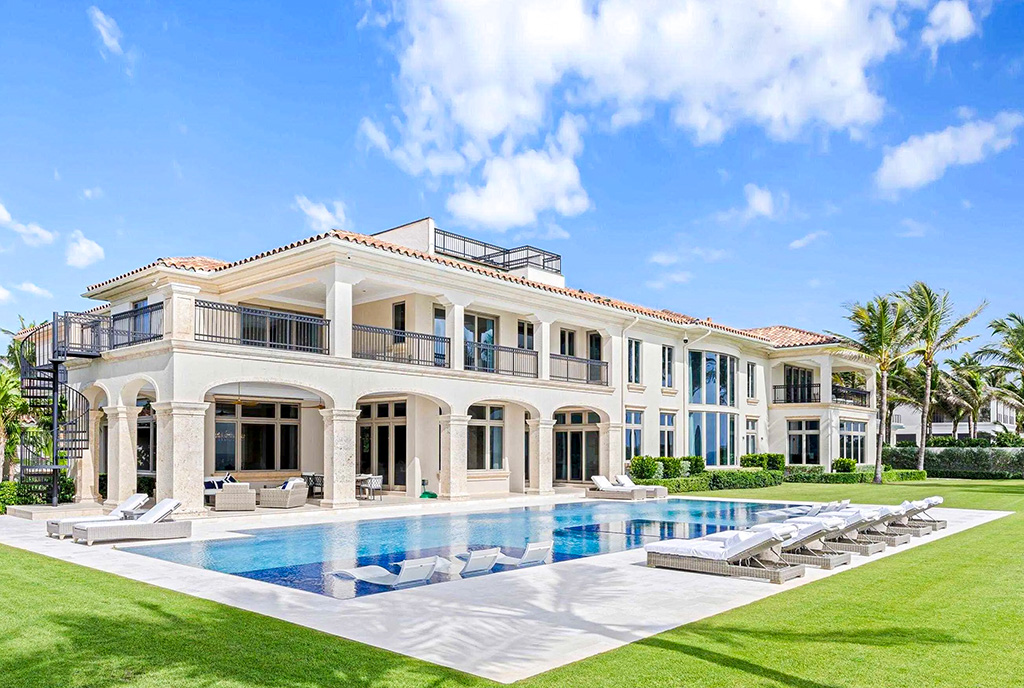 widok od strony basenu na ekskluzywną willę na sprzedaż Florida Stany Zjednoczone Ameryki