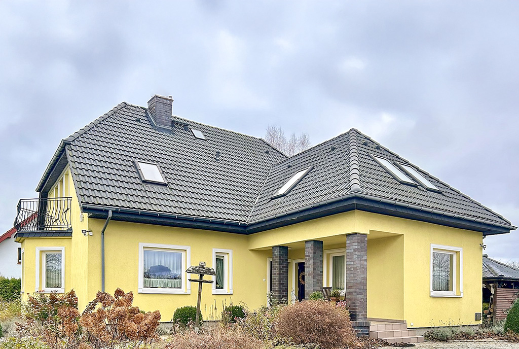 reprezentacyjne wejście do ekskluzywnej willi na sprzedaż Słupsk okolice